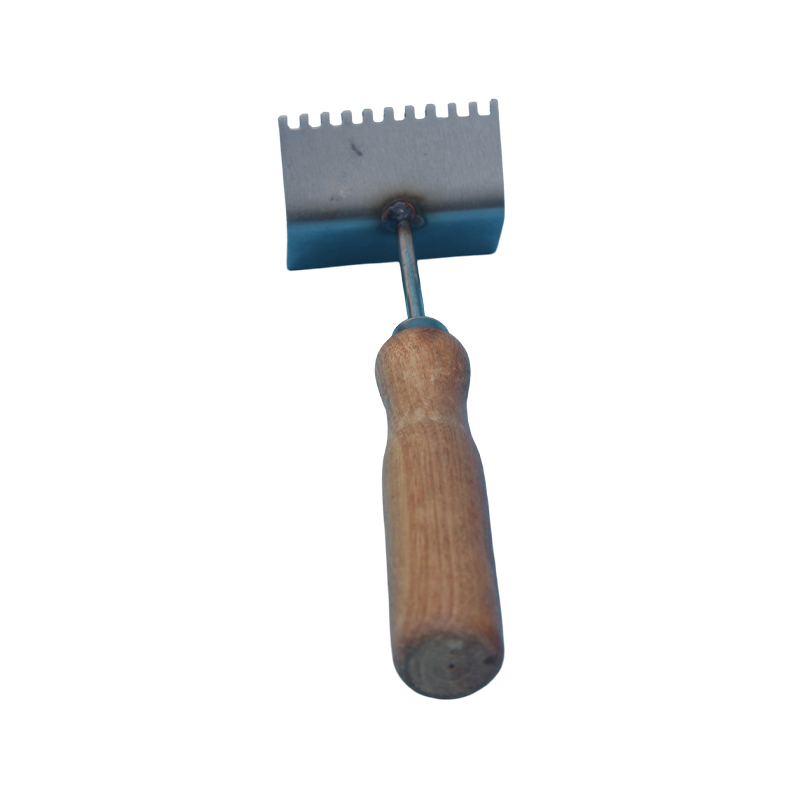 Queen Skipper Cleaning Shovel