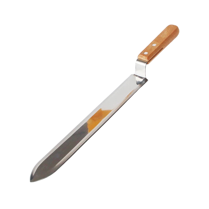 In a densely populated apiary, is the honey cutting knife maneuverable to avoid accidentally injuring bees or the queen?